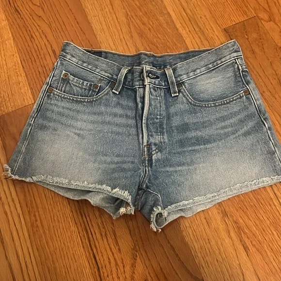 Levi's 501 Shorts - Picture 3 of 7